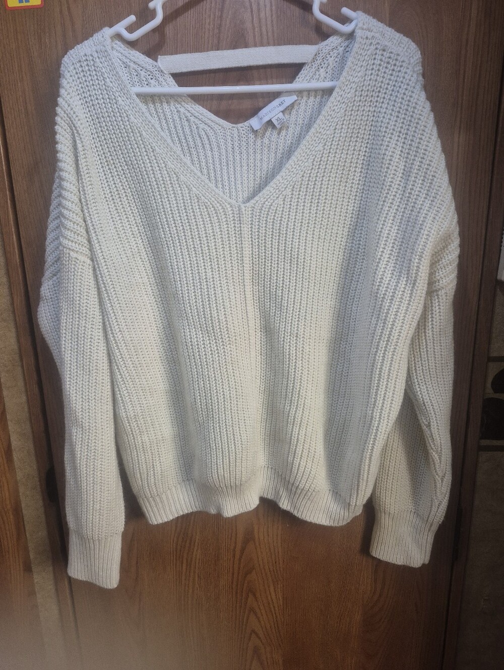 Madison Grey Women's V-Neck Chunky Knit Sweater in Ivory.   Box 43
